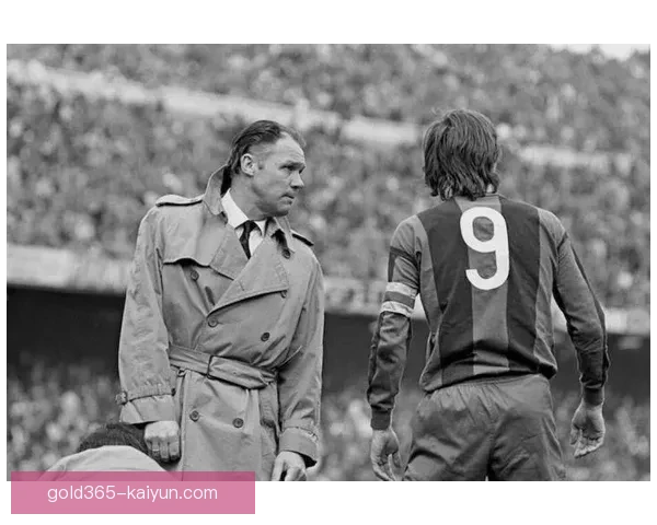 克鲁伊夫职业里程碑带来的足球历史启示与现状分析